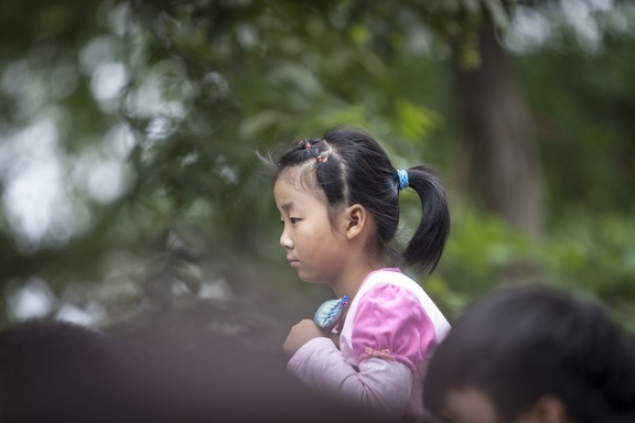Child watching Dragon Boat (Duanwu) Festival (端午節) in Xixi